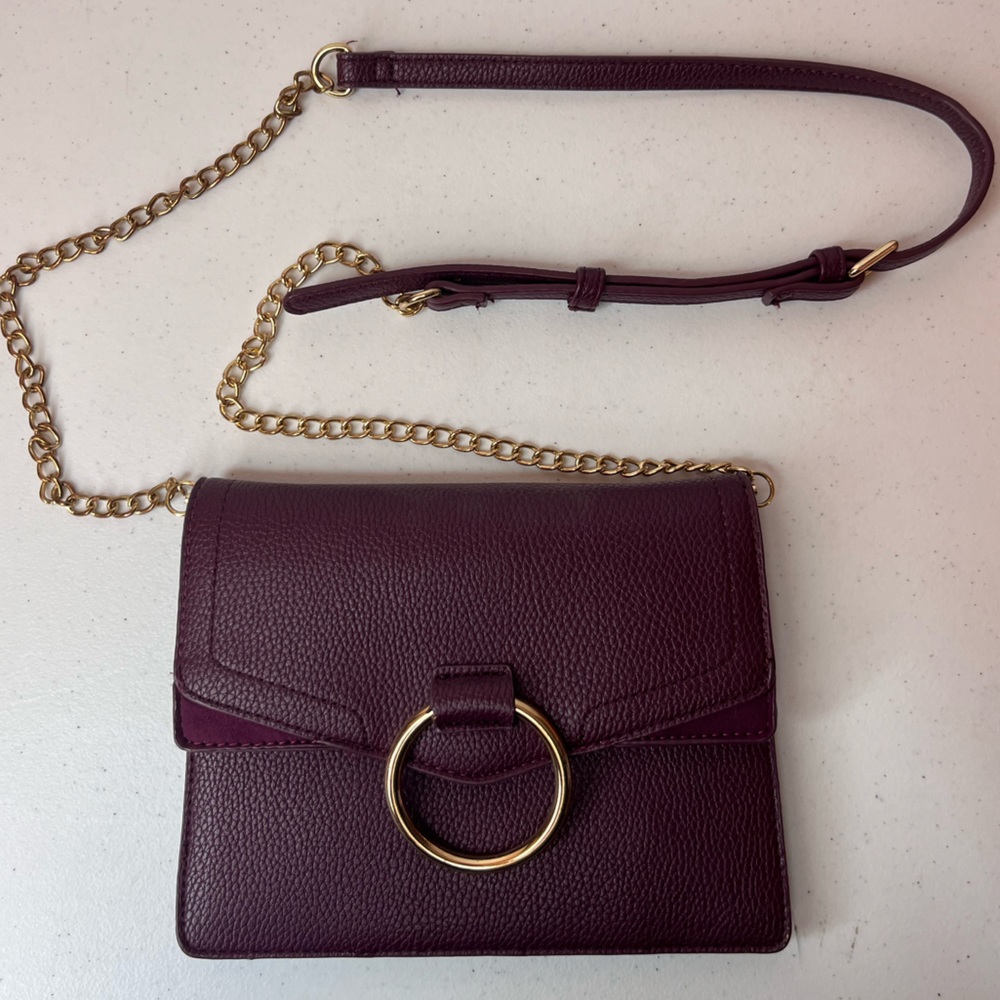 BURGUNDY PURSE WITH GOLD CHAIN